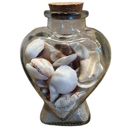 ๐ Decorative Sea Shells and Sand Art in Adorable Glass Heart with Cork Lid - Picture 1 of 10